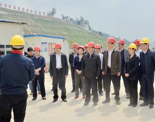 中国龙岩漳永高速公路进行路面垫层铺设